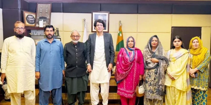 ڈاکٹر محمد حنیف مغل مختلف شعبہ ہائے زندگی سے تعلق رکھنے والے افراد سے ملاقات میں گفتگو کرتے ہوئے