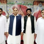 ڈاکٹر محمد حنیف مغل مختلف شعبہ زندگی سے تعلق رکھنے والے افراد سے گفتگو کرتے ہوئے