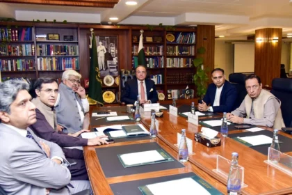 وفاقی وزیر خزانہ محمد اورنگزیب وزارت خزانہ میں ریٹیلرز ٹیکس اسکیم کے اجلاس کی صدارت کرتے ہوئے