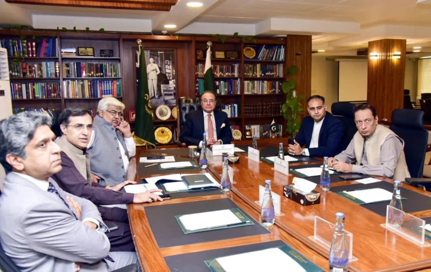 وفاقی وزیر خزانہ محمد اورنگزیب وزارت خزانہ میں ریٹیلرز ٹیکس اسکیم کے اجلاس کی صدارت کرتے ہوئے