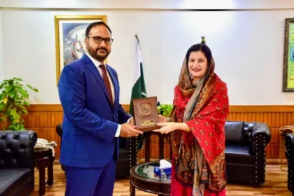 ڈسٹرکٹ ہیلتھ آفیسر اسلام آباد ڈاکٹر سیدہ راشدہ بتول نیب ہیڈکوارٹرز کے دورے کے موقع پر