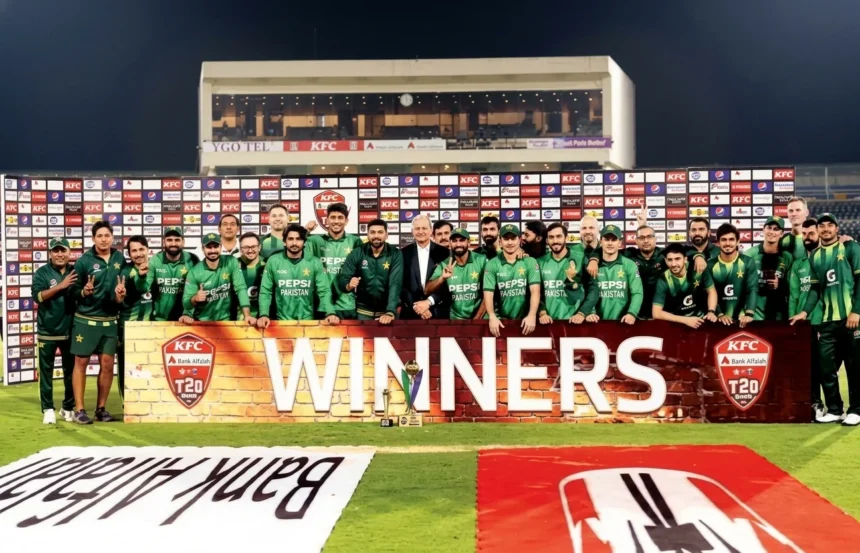 راولپنڈی ٹی ٹوئنٹی میں کوشل مینڈس سری لنکا کے لیے بیٹنگ کرتے ہوئے