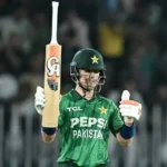 معاذ صداقت پاکستان کے لیے بیٹنگ کرتے ہوئے