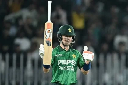 معاذ صداقت پاکستان کے لیے بیٹنگ کرتے ہوئے