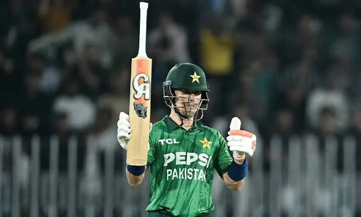 معاذ صداقت پاکستان کے لیے بیٹنگ کرتے ہوئے