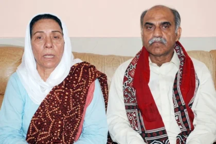 سانحہ کارساز کے شہدا کو خراجِ عقیدت پیش کرتے پی پی پی ورکرز رہنما