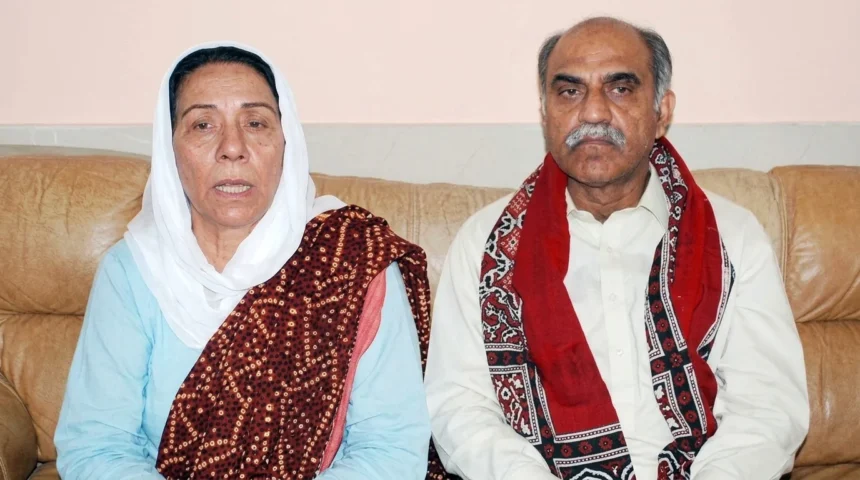 سانحہ کارساز کے شہدا کو خراجِ عقیدت پیش کرتے پی پی پی ورکرز رہنما