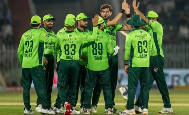 سلمان علی آغا راولپنڈی ون ڈے میں سری لنکا کے خلاف بیٹنگ کرتے ہوئے