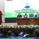 وزیرِ مملکت وجیہہ قمر ایچ ای سی کی پری ڈیپارچر تقریب سے خطاب کر رہی ہیں