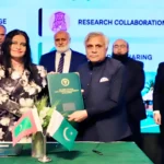 بارانی زرعی یونیورسٹی اور مالدیپ نیشنل یونیورسٹی کے وائس چانسلرز مفاہمتی یادداشت پر دستخط کرتے ہوئے