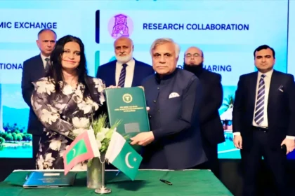 بارانی زرعی یونیورسٹی اور مالدیپ نیشنل یونیورسٹی کے وائس چانسلرز مفاہمتی یادداشت پر دستخط کرتے ہوئے