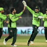 عرفات منہاس راولپنڈی میں انگلینڈ کے خلاف بولنگ کرتے ہوئے
