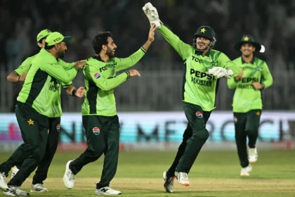 عرفات منہاس راولپنڈی میں انگلینڈ کے خلاف بولنگ کرتے ہوئے