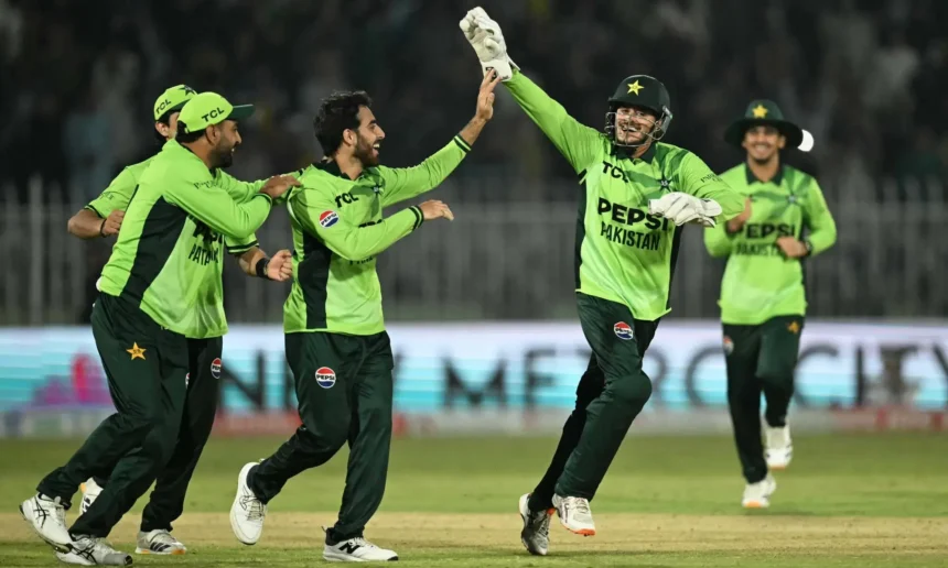 عرفات منہاس راولپنڈی میں انگلینڈ کے خلاف بولنگ کرتے ہوئے