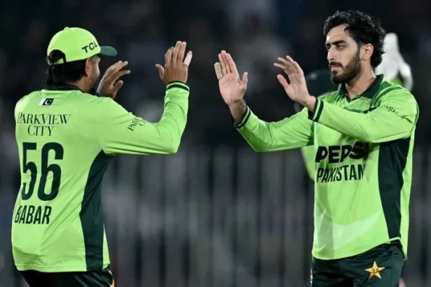 ارافات منہاس انگلینڈ کے خلاف ون ڈے میچ میں آل راؤنڈ کارکردگی دکھاتے ہوئے