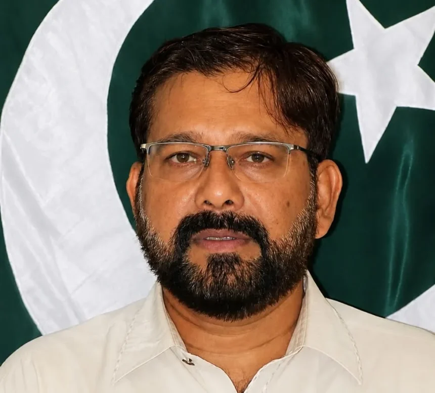محمد عامر صدیقی کارکنوں سے گفتگو کرتے ہوئے