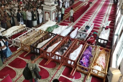 تعز میں حوثی گولہ باری کے متاثرین کی نماز جنازہ کا منظر