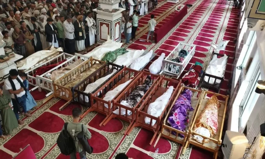 تعز میں حوثی گولہ باری کے متاثرین کی نماز جنازہ کا منظر