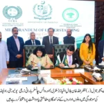 سی سی آر اے اور ایریڈ ایگریکلچر یونیورسٹی کے نمائندے مفاہمتی یادداشت پر دستخط کرتے ہوئے