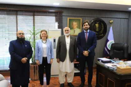 چیئرمین ایچ ای سی ڈاکٹر نیاز احمد اختر آئی ای یونیورسٹی اسپین کے وفد سے ملاقات کر رہے ہیں