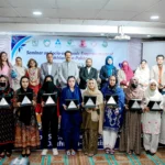 شہید بینظیر بھٹو ویمن یونیورسٹی پشاور میں خواتین کی خودمختاری کے سیمینار کا منظر
