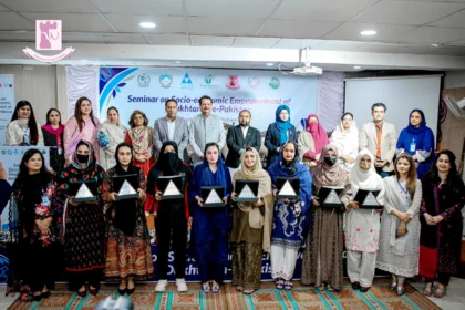 شہید بینظیر بھٹو ویمن یونیورسٹی پشاور میں خواتین کی خودمختاری کے سیمینار کا منظر