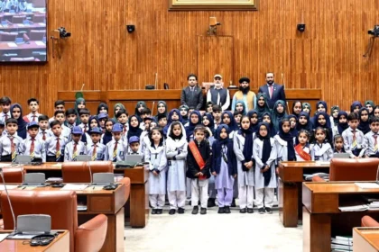 طلبہ و طالبات کا پارلیمنٹ ہاؤس اسلام آباد کا مطالعاتی دورہ