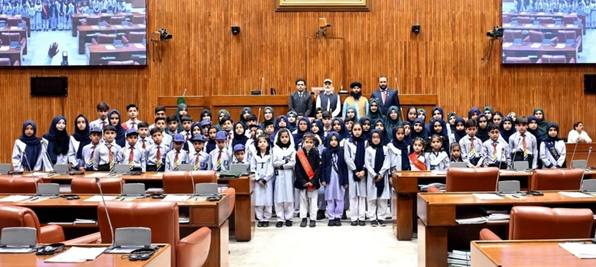 طلبہ و طالبات کا پارلیمنٹ ہاؤس اسلام آباد کا مطالعاتی دورہ