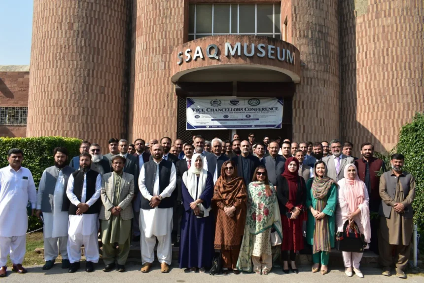 جامعہ پشاور میں خیبر پختونخوا کی سرکاری جامعات کے وائس چانسلرز کانفرنس کا منظر
