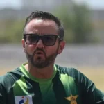 مائیک ہیسن پاکستان ٹیم کے کھلاڑیوں کے ساتھ پریکٹس سیشن کے دوران