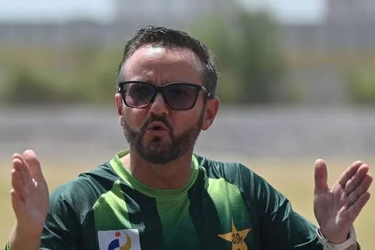 مائیک ہیسن پاکستان ٹیم کے کھلاڑیوں کے ساتھ پریکٹس سیشن کے دوران