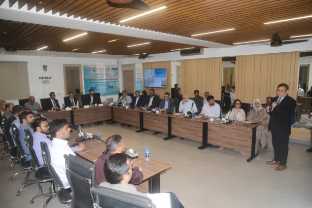 کراچی میں پی پی ایم اے دفتر میں فارماسیوٹیکل صنعت کے سیمینار کے شرکاء