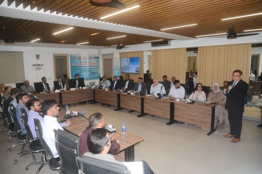 کراچی میں پی پی ایم اے دفتر میں فارماسیوٹیکل صنعت کے سیمینار کے شرکاء